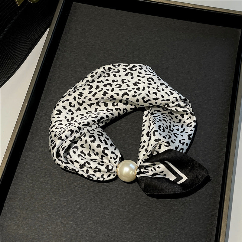 ✨ Effortless Glamour: Pop-On Pearl Necklace Scarf 🧣